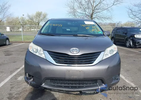 2012 Toyota Sienna Le V6 8 Passenger z USA, uszkodzony, nr VIN 5TDKK3DC5CS279651